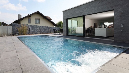 Moderna tecnologia di controllo per la casa e la piscina 